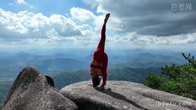 在高山顶户外做瑜伽的女人大自然